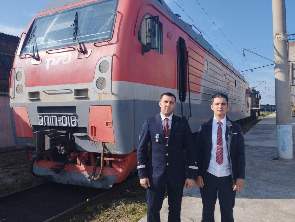 Артем Назаров (слева) машинист депо Чернышевск.jpg