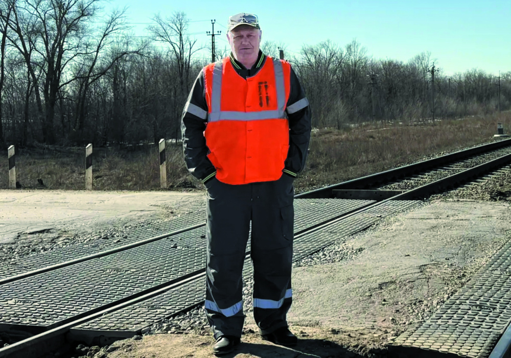 Алексей Соснов, монтёр пути Анисовской дистанции пути.jpg