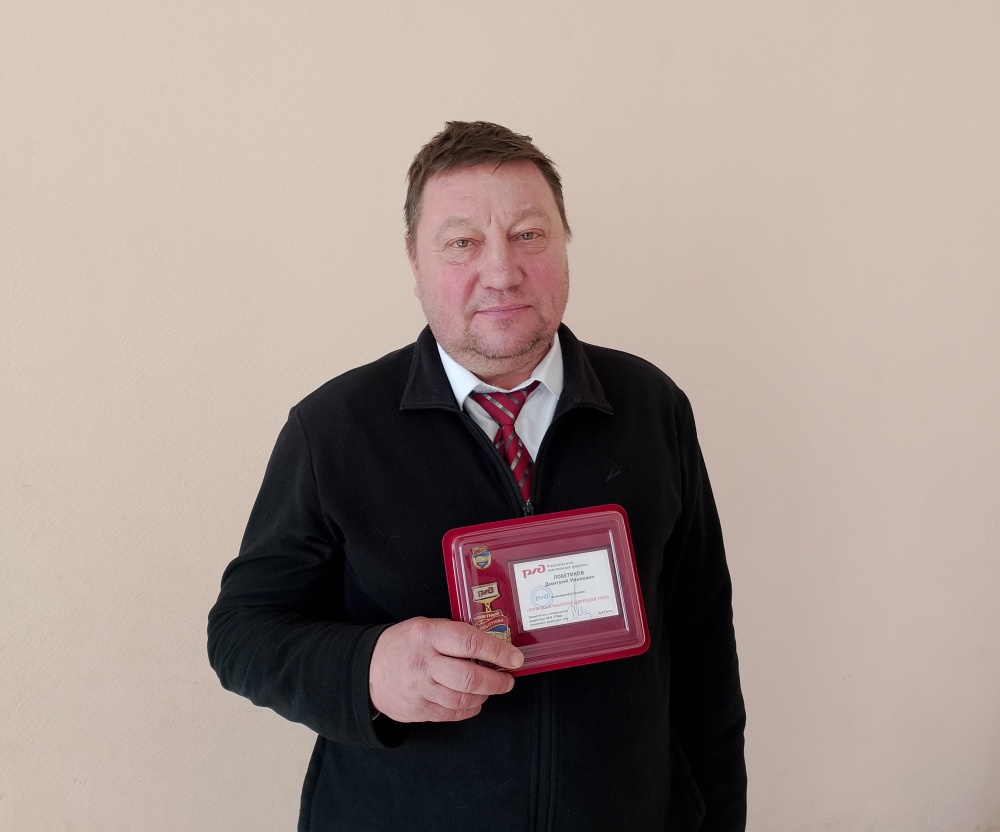 Дмитрий Лобетиков - машинист эксплуатационного локомотивного депо Улан-Удэ.jpg Дмитрий Лобетиков - машинист эксплуатационного локомотивного депо Улан-Удэ.jpg