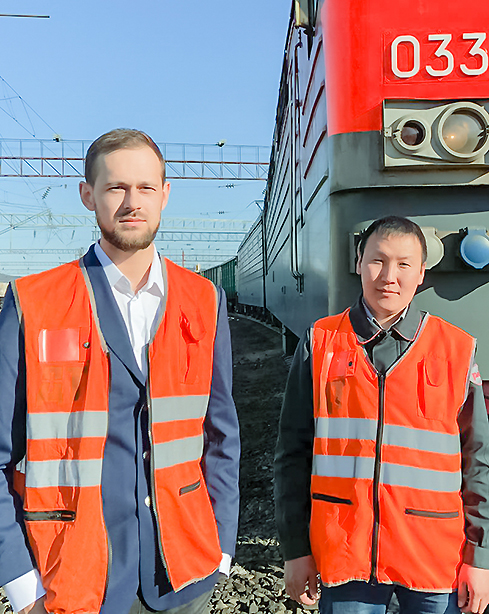 Цырен Цыбенов(справа) машинист электровоза и Вячеслав Сульженко, помощник машиниста.jpg
