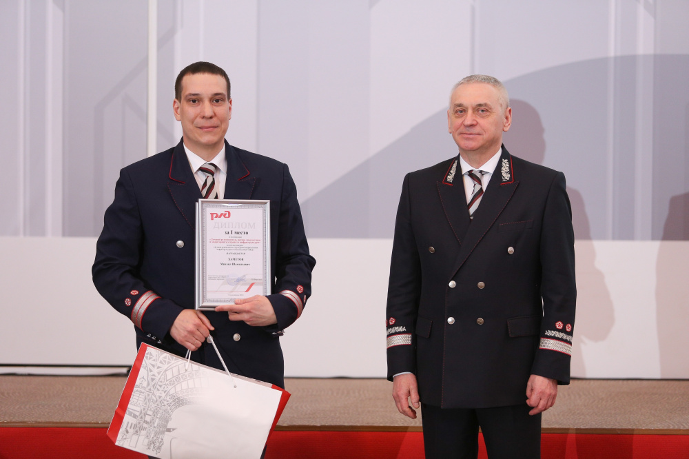 Михаил Хаметов слева.jpg