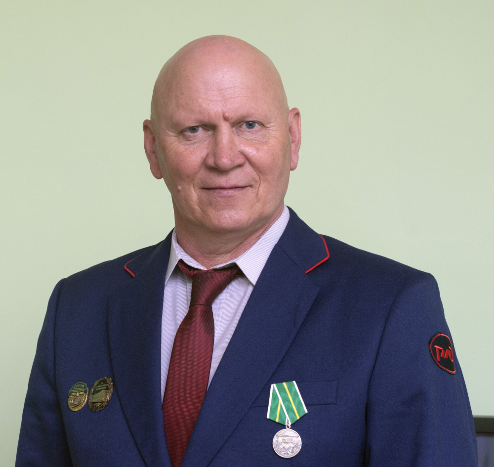 16 мая-7-я полоса, главный, машинист Иванищев.JPG