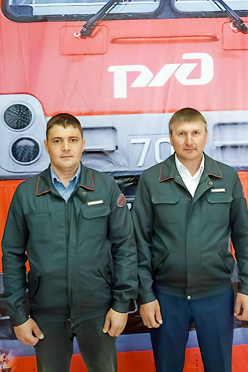 Машинист Дмитрий Овчинников (справа) и помощник машиниста Сергей Таракановский.jpg