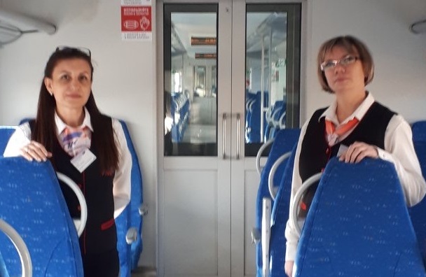 Зарина Багиян (слева), Ирина Уварова (справа) билетные кассиры АО «Самарская пригородная пассажирская компания».JPG