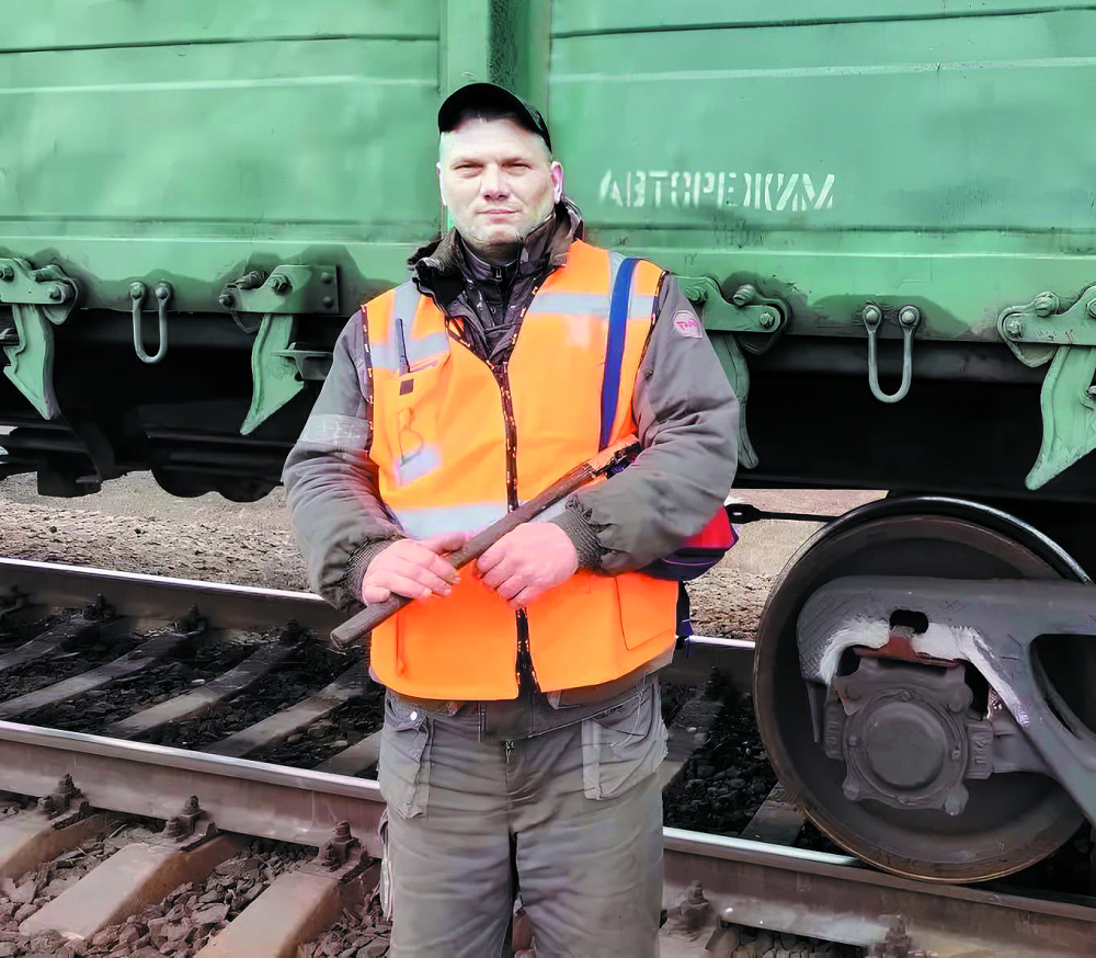 Сергей Клочков, осмотрщик-ремонтник вагонов эксплуатационного вагонного депо Максим Горький.jpg