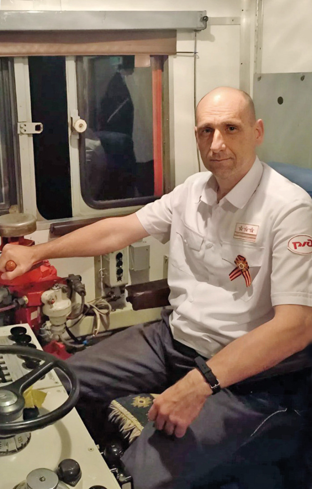 Андрей Маслов, машинист эксплуатационного локомотивного депо Саратов-Пассажирское.jpg Андрей Маслов, машинист эксплуатационного локомотивного депо Саратов-Пассажирское.jpg