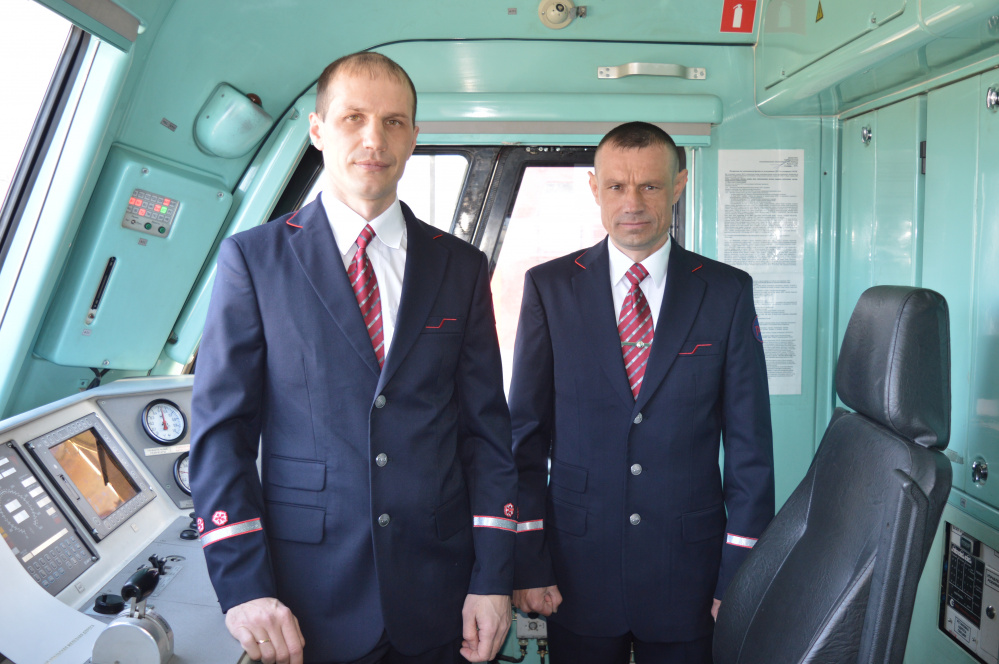 Машинист Артём Дейнеко (слева) и помощник Сергей Гуцало.JPG