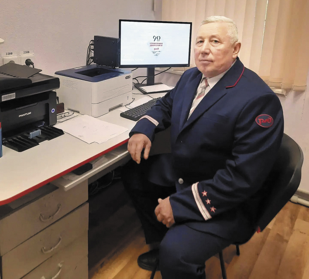 Дмитрий Скакалин, начальник станции Клевенка.jpg Дмитрий Скакалин, начальник станции Клевенка.jpg