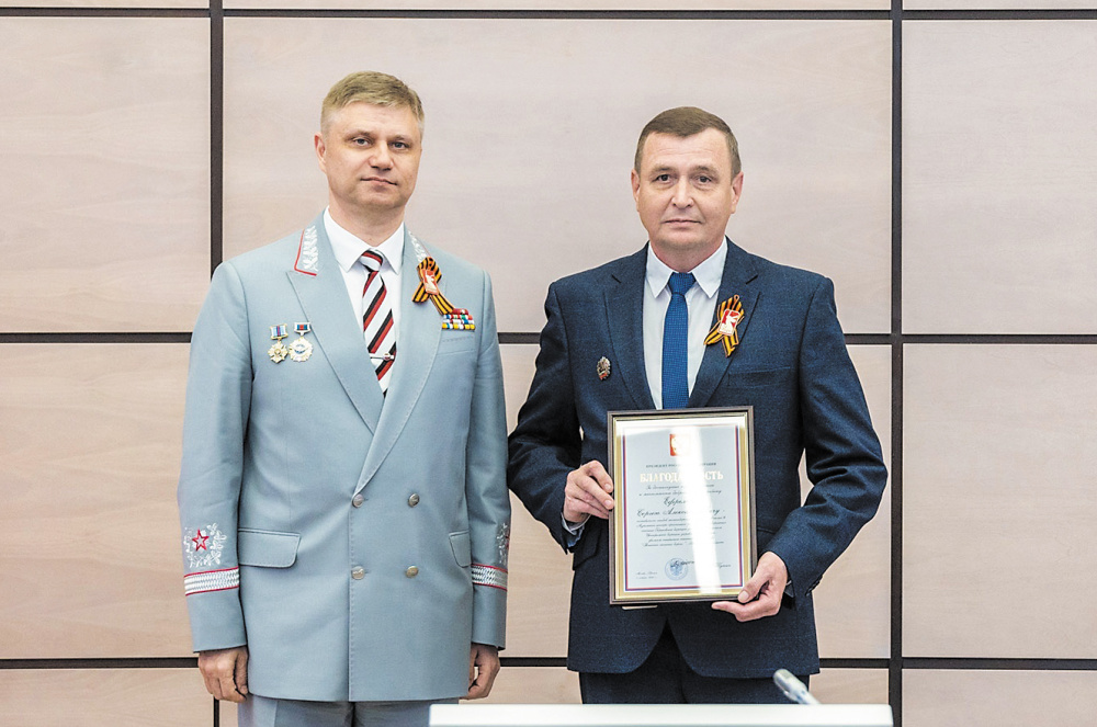 Олег Белозеров вручает-Сергей Ефремов справа.jpg
