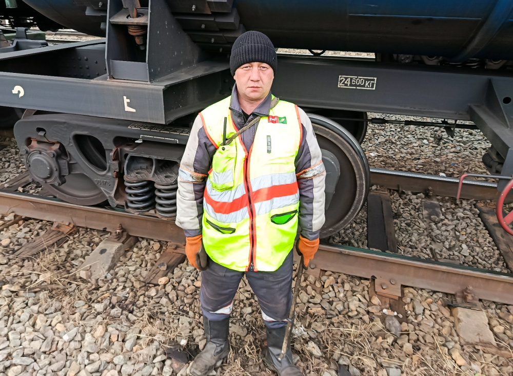 Евгений Чащин, осмотрщик-ремонтник вагонов пункта технического обслуживания станции Сковородино ВЧДЭ Могоча.jpg